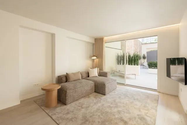 corporate-housing-malaga-toro-chaise-sofa-terrace-dsc03739-640