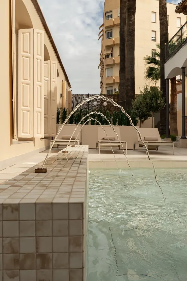 corporate-housing-malaga-facade-courtyard-pond-water-jets-dsc00887-1080