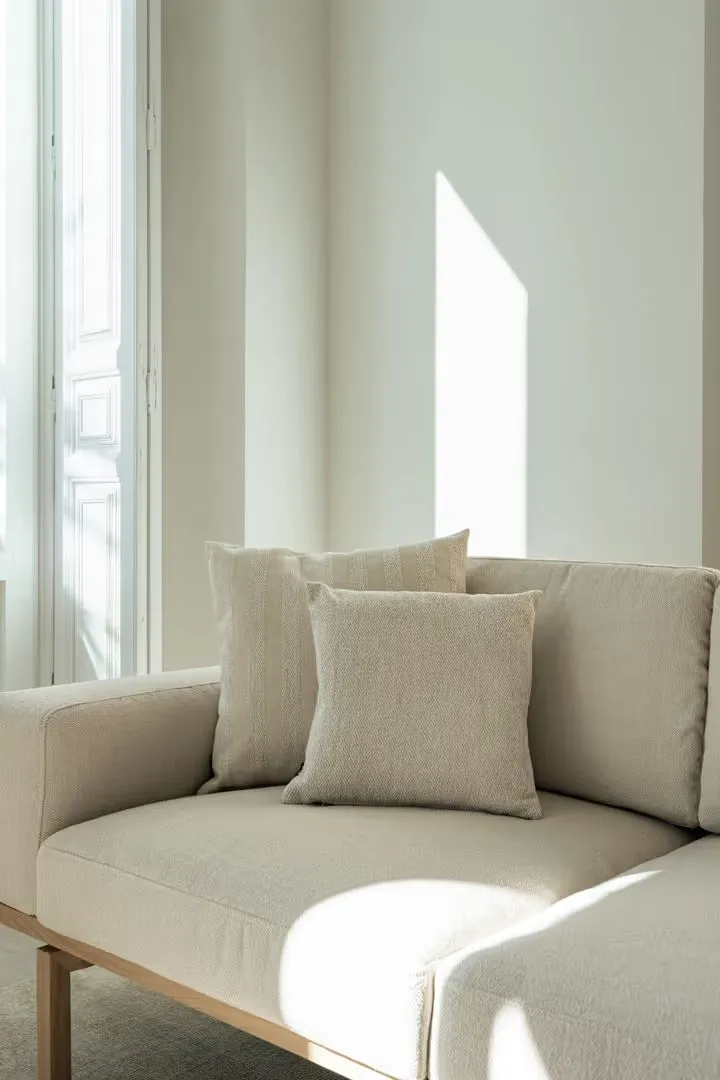 corporate-housing-malaga-azuri-beige-sofa-detail-dsc05024-1080