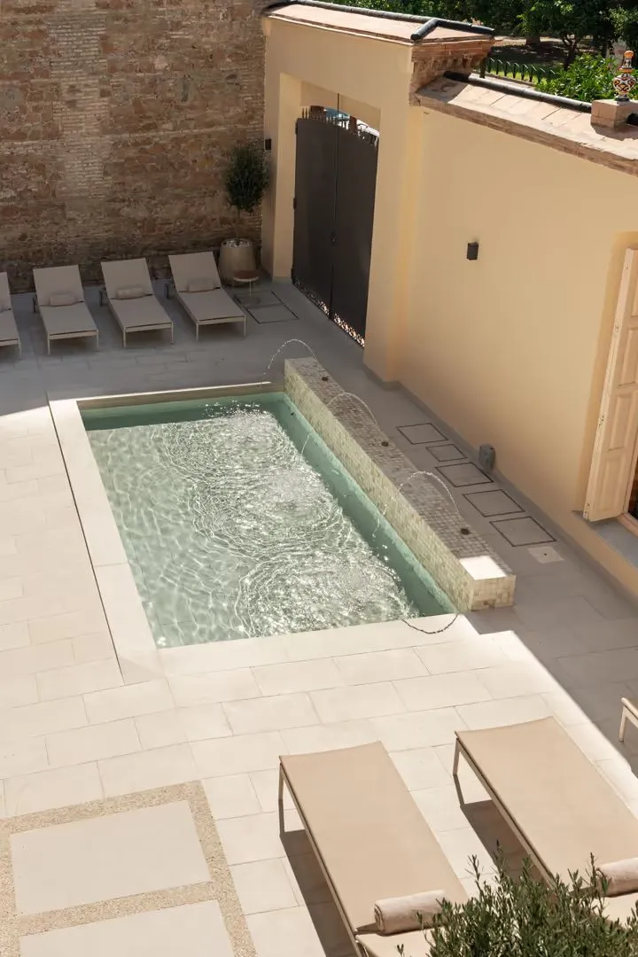 corporate-housing-malaga-azuri-courtyard-pond-loungers-dsc04711-1080