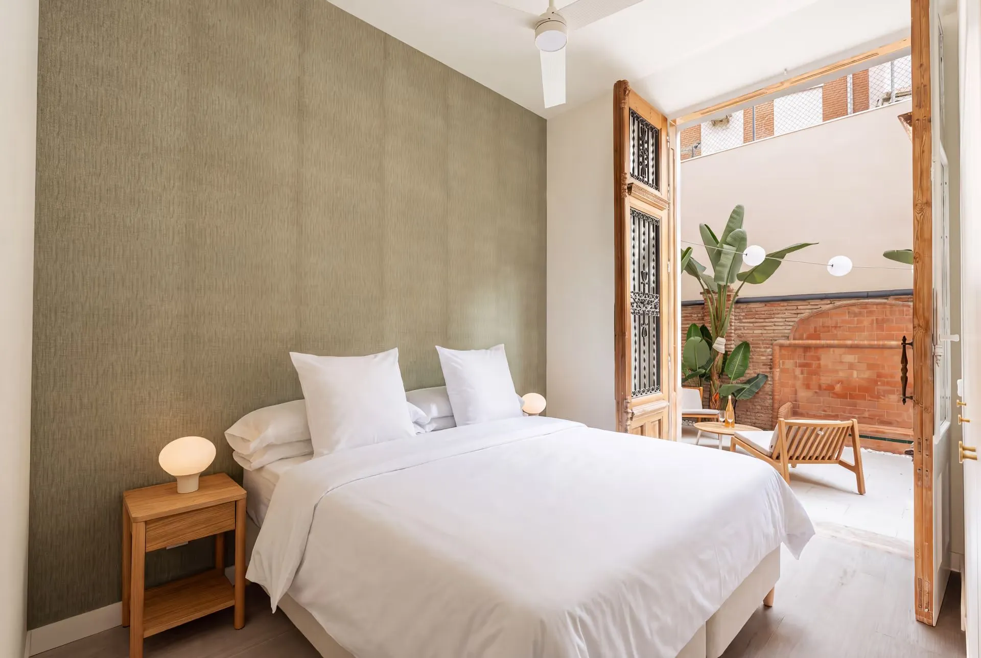 corporate-housing-malaga-oliva-bedroom-patio-access-dsc00391-linen-1920