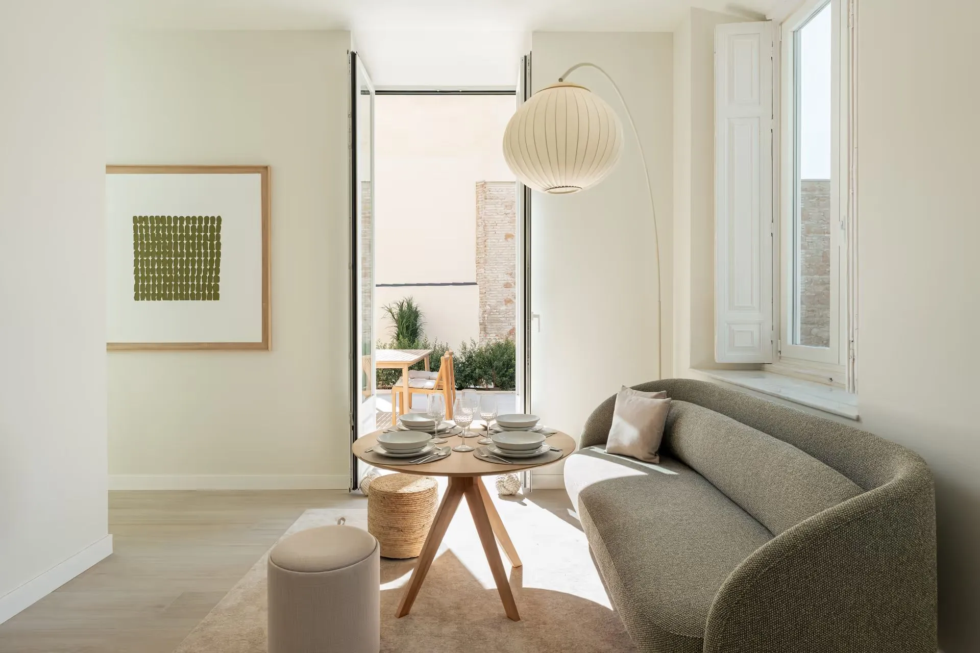 corporate-housing-malaga-oliva-dining-area-curved-sofa-dsc04083-1920
