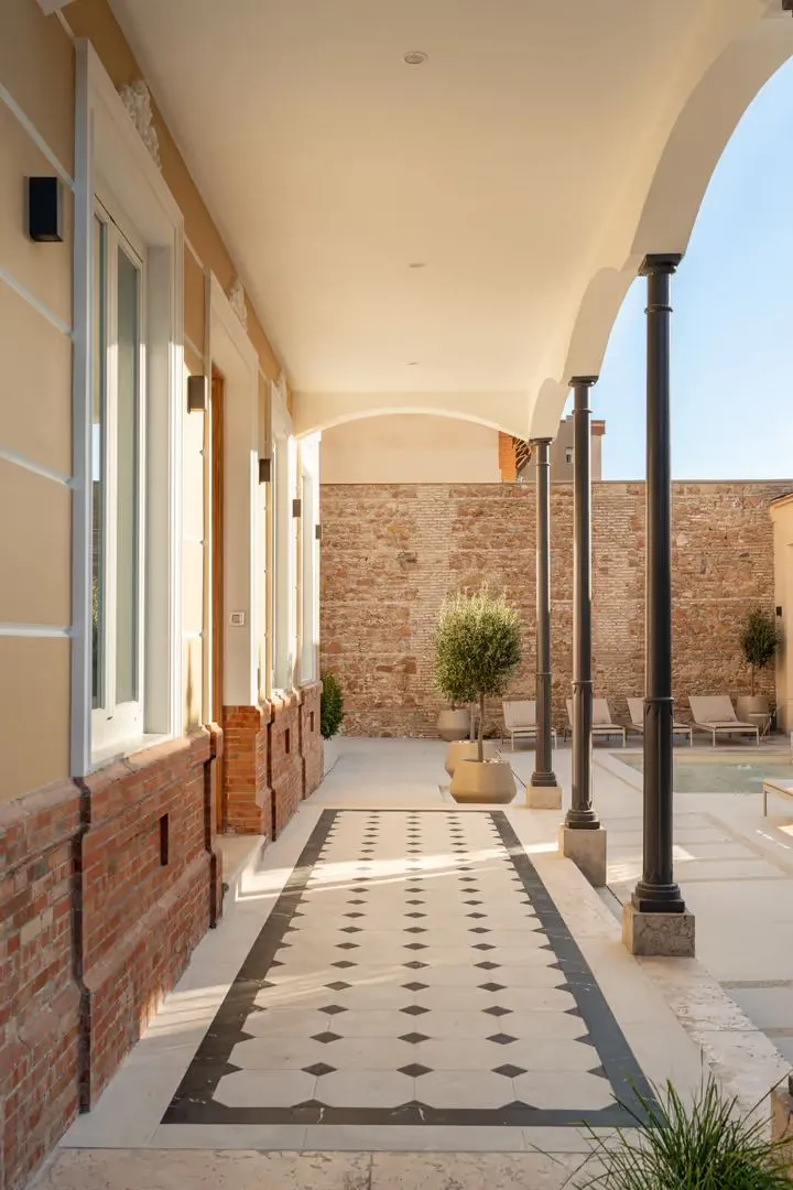 corporate-housing-malaga-facade-courtyard-colonnade-courtyard-pond-dsc00099-1080